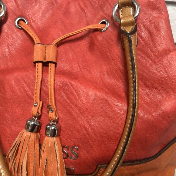 GUESS TOTE/SHOULDER BAG WITH DRAWSTRING FRINGED CLOSURE - Picture 5 of 15
